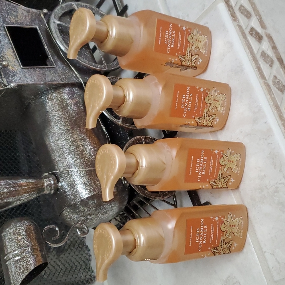 🥳🎈HOST PICK!🎈🥳 🎅 BATH & BODY WORKS ICED CINNAMON ROLLS Foaming Hand Soap 🎅